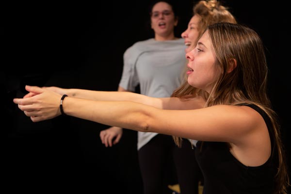 Alumnas trabajando con Leticia Santafé
