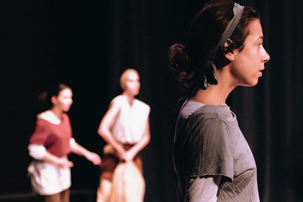 Alumnas en clase de Movimiento del Estudio Corazza