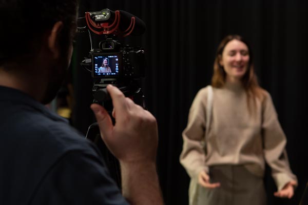 Alumnas del Estudio Corazza actuando ante la cámara