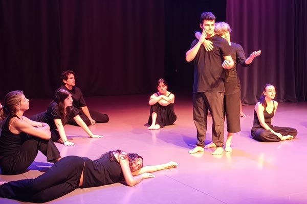 Alumnos y alumnas en el curso de performance